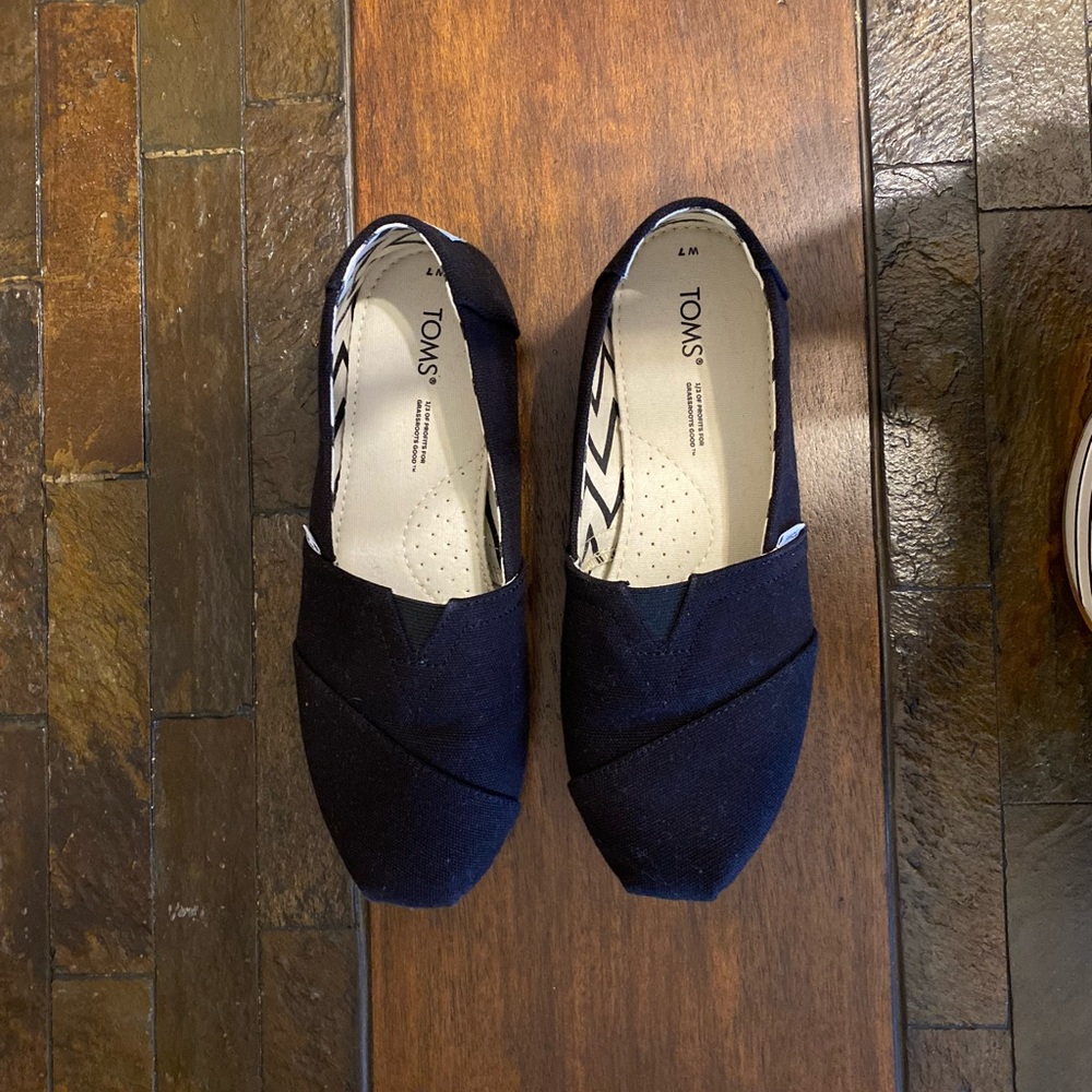 Black TOMS